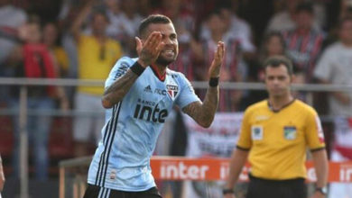 São Paulo jogou de camisa azul e Daniel Alves foi vaiado